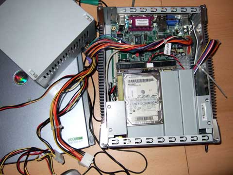 Aufgeschraubtes Mini-ITX-System mit defektem Netzteil
